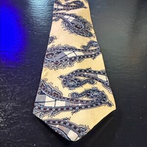 Elegant Paisley Tie in Cream and Blue